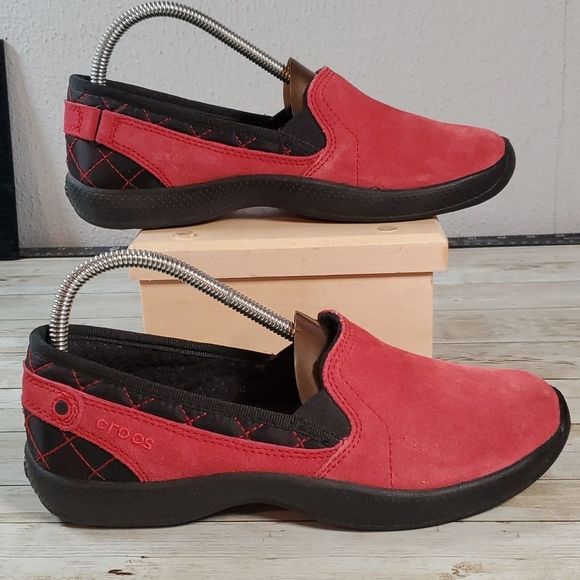 Crocs Any Weather AnyWeather Suede Loafers Slip On Shoes True Red/Black 7.5 7½ - Picture 2 of 8